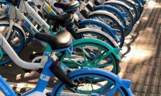 汽车被共享单车包围 汽车被共享单车包围